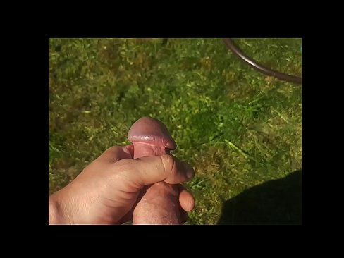 ❤️ Žhavá kočička si nechá ošukat růžovou kundičku a udělá se squirtem v letní zahradě. Tvrdé porno u nás ☑